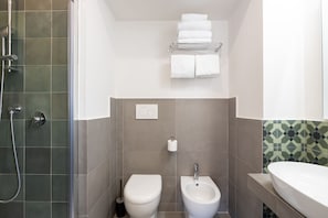 Regadera, amenidades de baño gratuitas, secadora de cabello, bidet