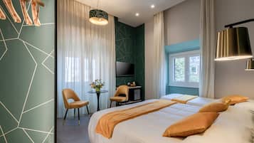 Classic-Dreibettzimmer | Daunenbettdecken, Minibar, Zimmersafe, Schreibtisch