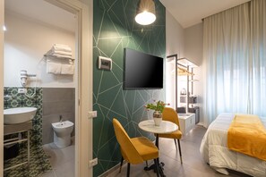 Classic dubbelrum - 1 dubbelsäng | Duntäcken, minibar, värdeförvaringsskåp på rummet och skrivbord