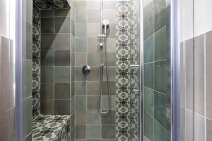 Comfort Twin Room | Bathroom - Morpheus Rooms (Rome)