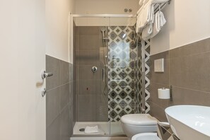 Habitación triple clásica | Baño | Regadera, amenidades de baño gratuitas, secadora de cabello, bidet