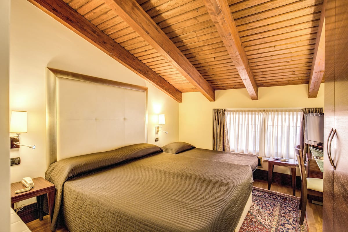 Habitación triple | Escritorio, cortinas blackout, wifi gratis y ropa de cama