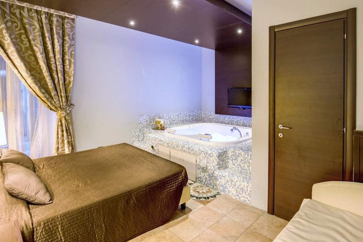 Suite | Escritorio, cortinas blackout, wifi gratis y ropa de cama