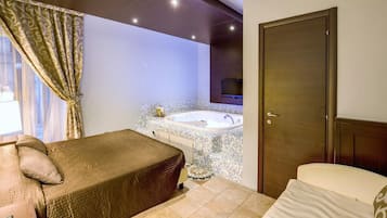 Suite | Desk, blackout curtains, free WiFi, bed sheets