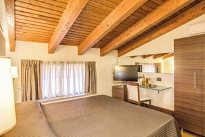 Habitación con 1 cama matrimonial o 2 individuales | Escritorio, cortinas blackout, wifi gratis y ropa de cama 