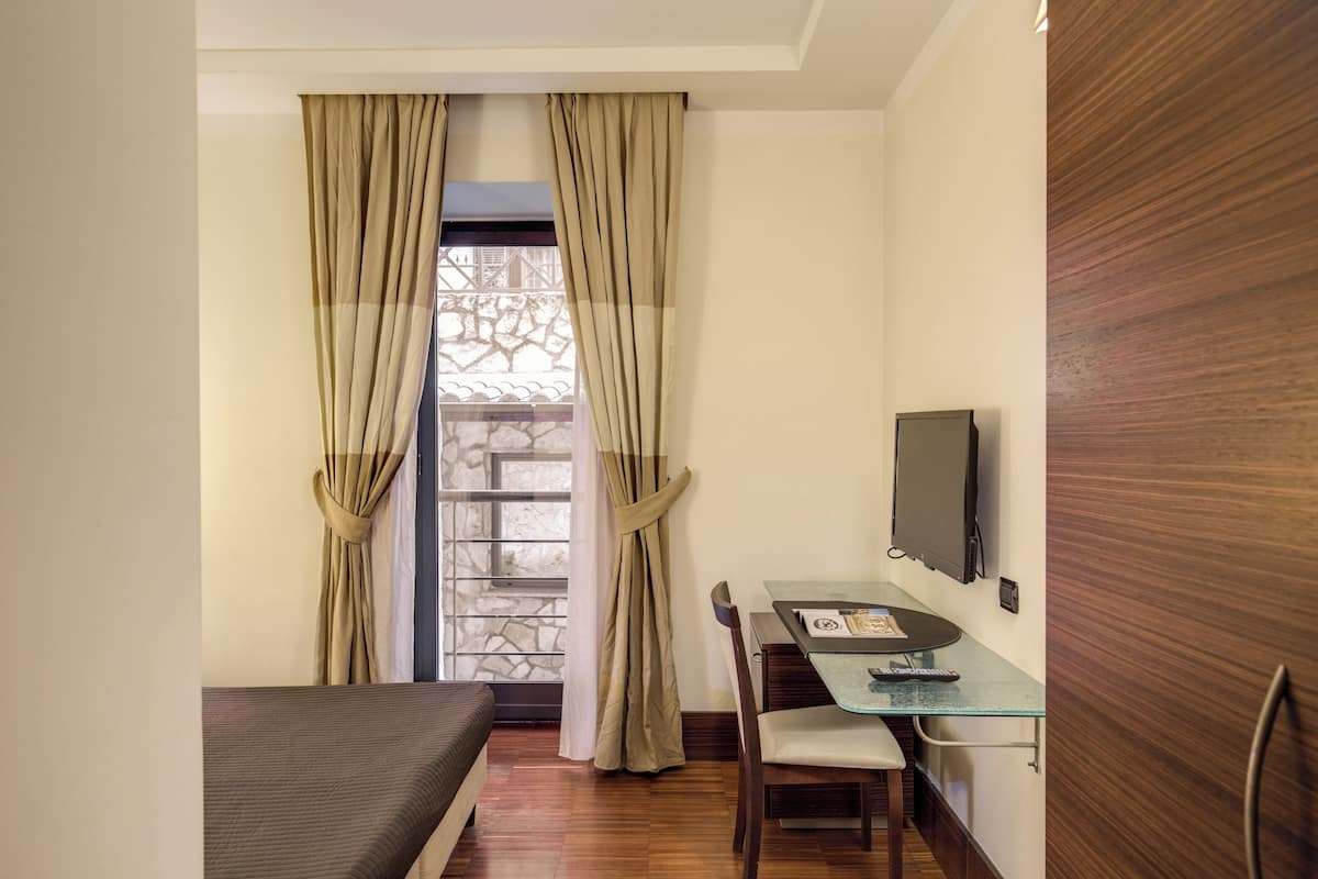 Habitación doble (Budget ) | Escritorio, cortinas blackout, wifi gratis y ropa de cama