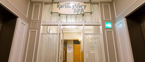 L’entrée d’un centre de bien-être avec une enseigne indiquant « Karlovy Vary SPA ».