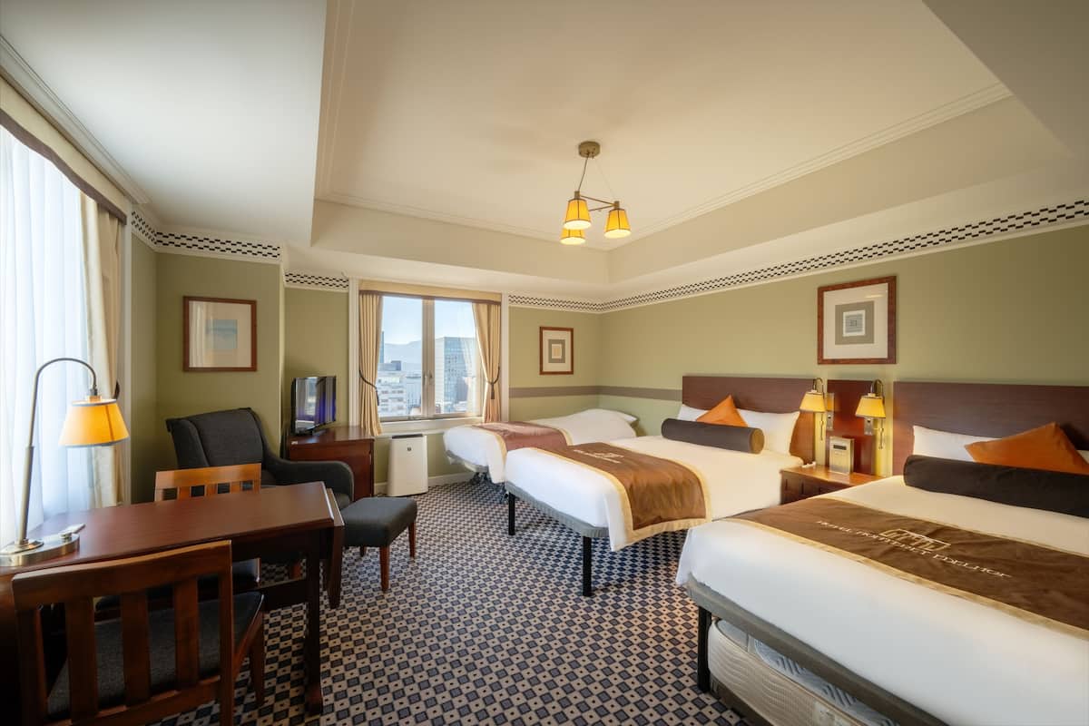 ห้องดีลักซ์ทริปเปิล, ปลอดบุหรี่ (16th-21st floors,2 single+1 extra bed) | เครื่องนอนระดับพรีเมียม, ผ้านวมขนเป็ด, โต๊ะทำงาน, ผ้าม่านกันแสง