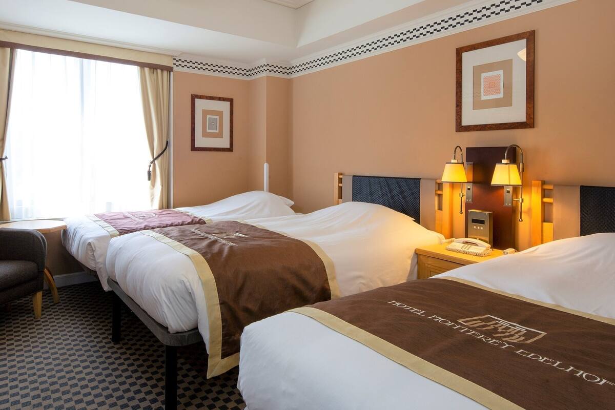 ห้องสแตนดาร์ดทริปเปิล, ปลอดบุหรี่ (16-21 fr, 2 Single Beds + 1extra bed) | เครื่องนอนระดับพรีเมียม, ผ้านวมขนเป็ด, โต๊ะทำงาน, ผ้าม่านกัน  แสง