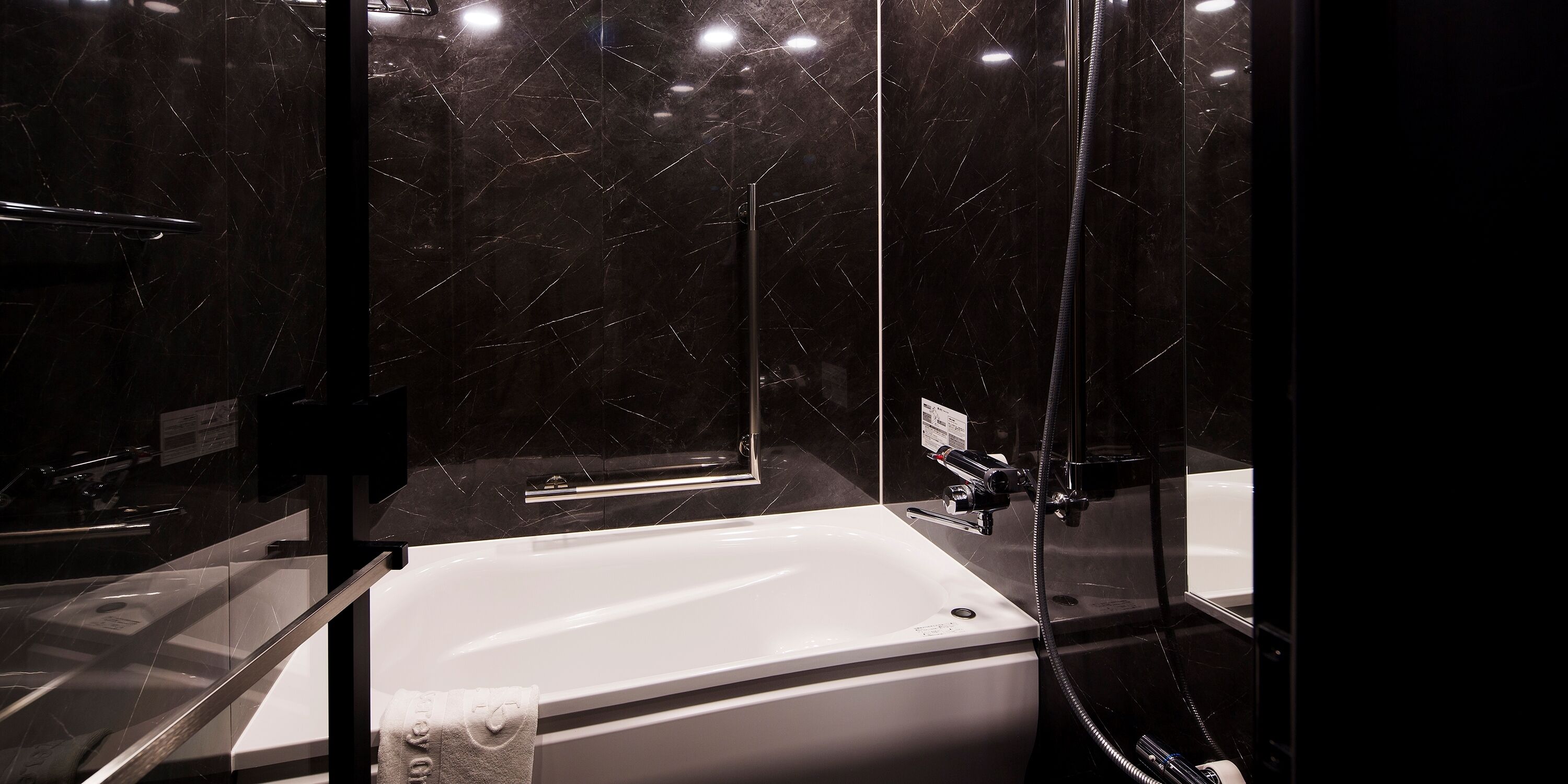 combined shower/bathtub, deep-soaking bathtub, free toiletries