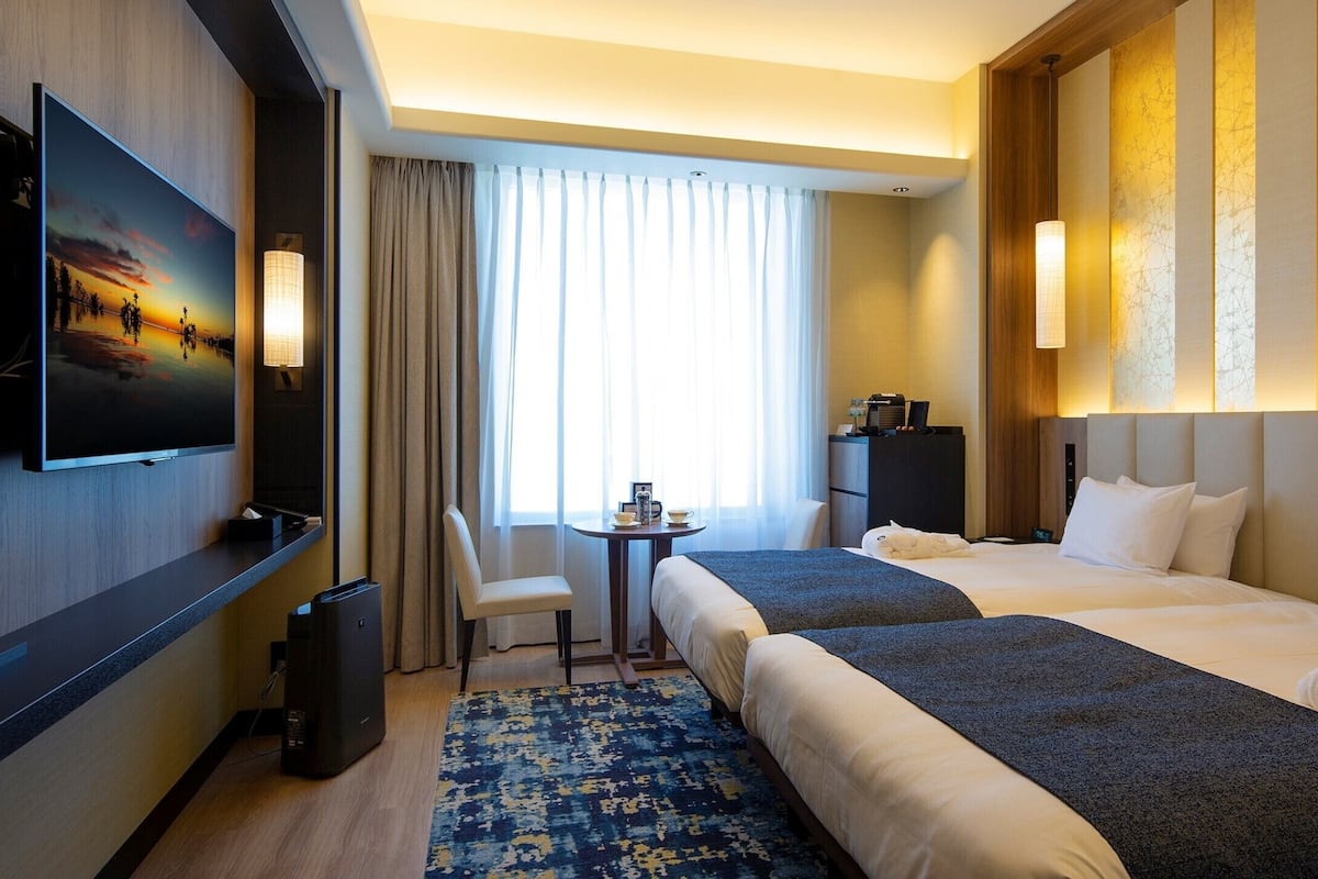 ห้องพรีเมียมทวิน, ปลอดบุหรี่ (22nd Premium Floor, Large Twin) | เครื่องนอนระดับพรีเมียม, ผ้านวมขนเป็ด, โต๊ะทำงาน, ผ้าม่านกันแสง
