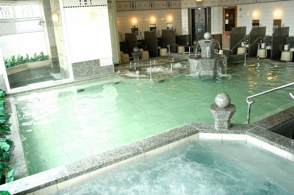 Sauna, hot tub, hot springs/mineral springs, massages