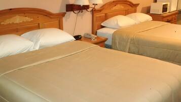 標準客房, 2 張加大雙人床 | 布置獨特、書桌、遮光布/窗簾、免費無線上網