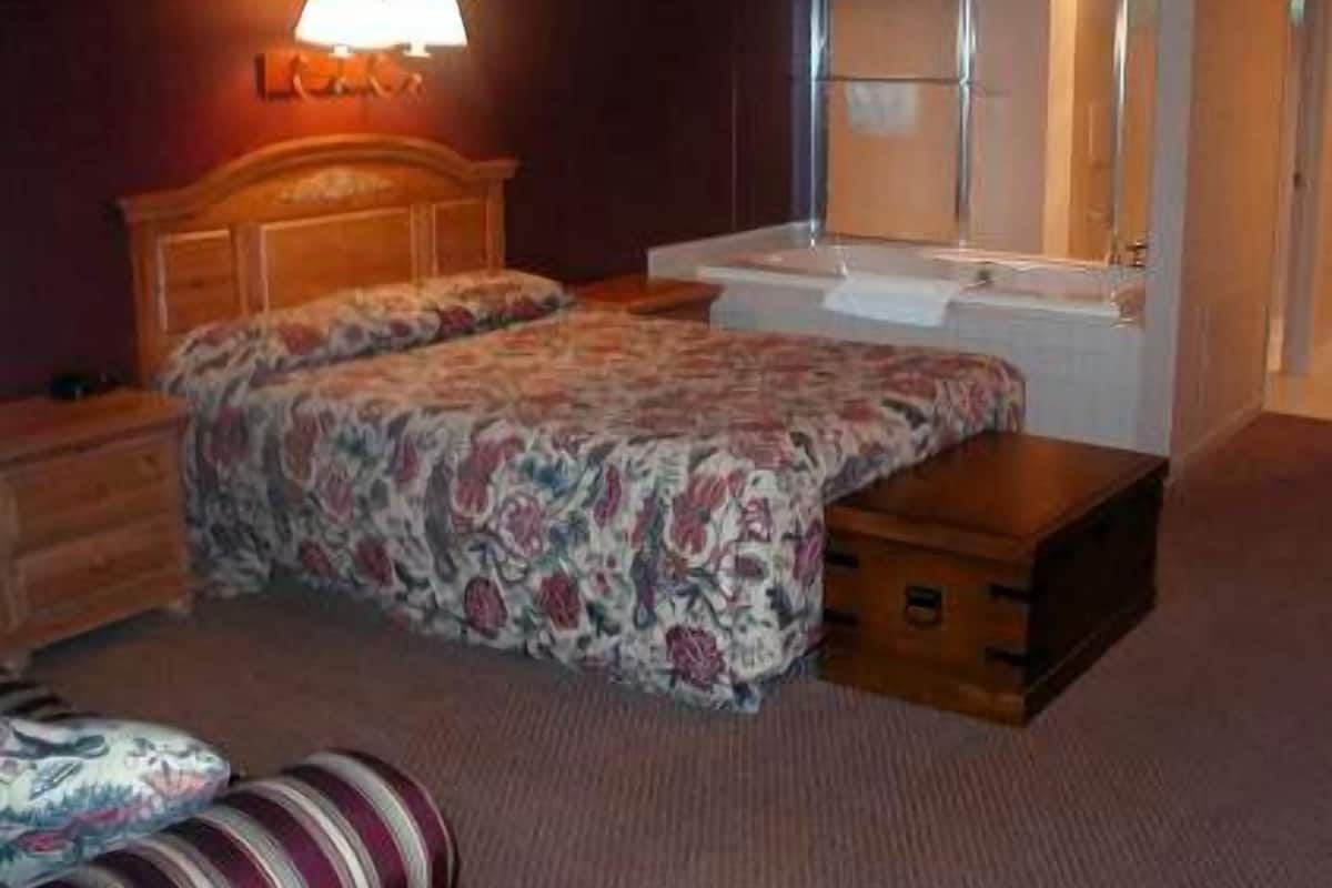 Kamar Single Eksklusif, 1 Tempat Tidur King, hot tub | Meja kerja, tirai kedap cahaya, dan Wi-Fi gratis