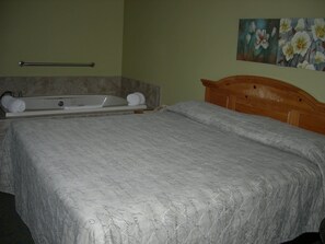 Exclusive Single Room, 1 King Bed, Hot Tub | Individually furnished, desk, blackout curtains, free WiFi - Bellaire Inn (Bellaire)