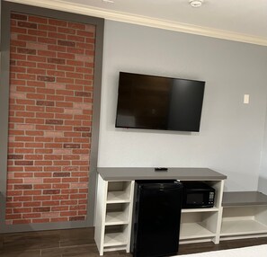 Phòng Tiêu chuẩn, 1 giường cỡ king | Két bảo mật tại phòng, màn/rèm cản sáng, bàn ủi/dụng cụ ủi quần áo 