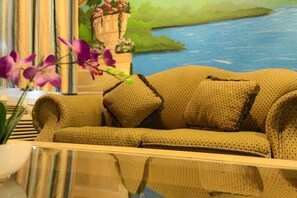 TV màn hình phẳng, đầu đĩa DVD 