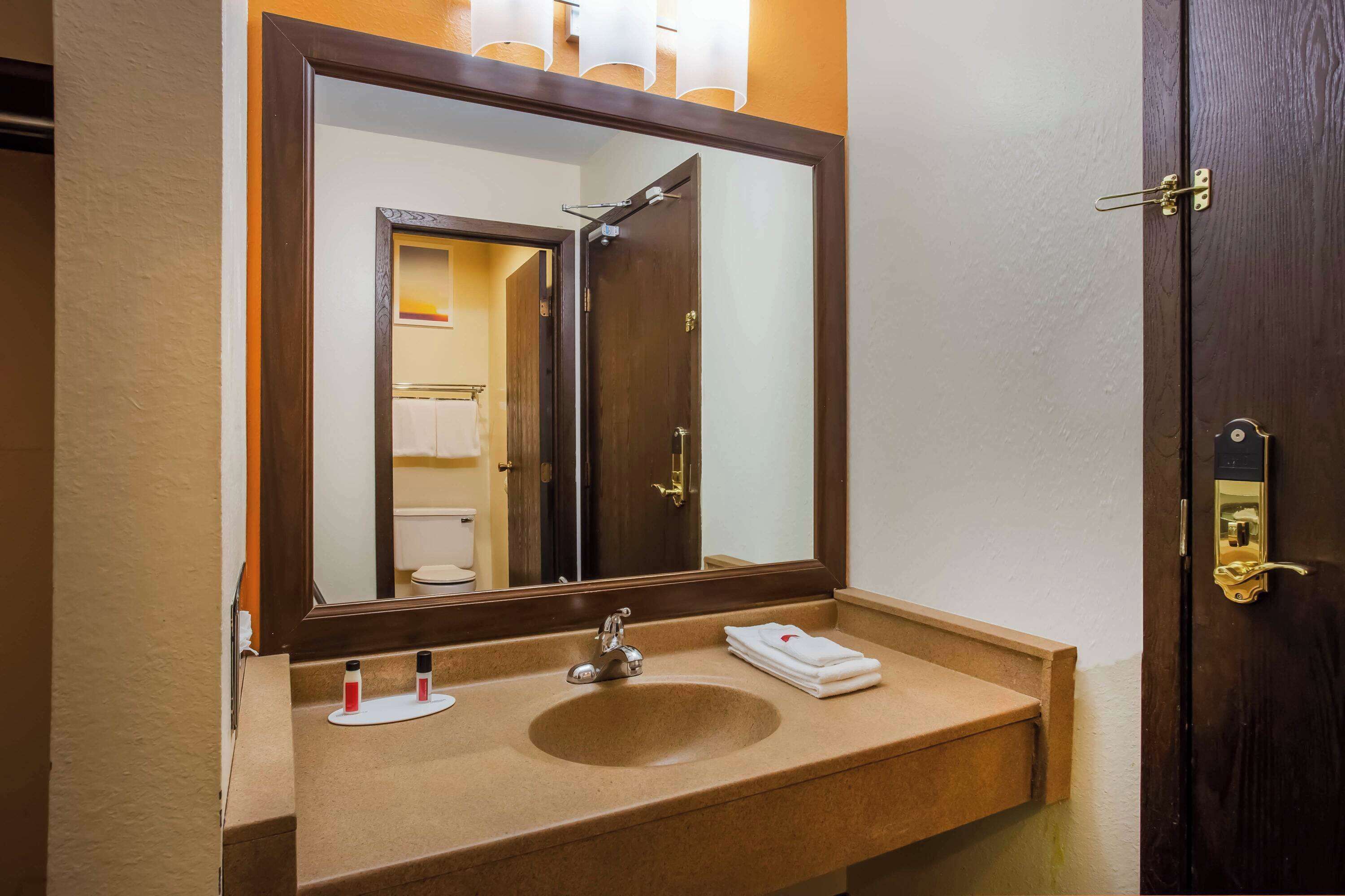Amenidades de baño gratuitas, secadora de cabello, toallas 
