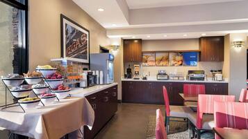 Desayuno continental gratuito y diario