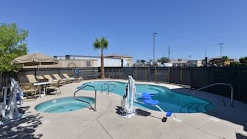 Una piscina al aire libre de temporada