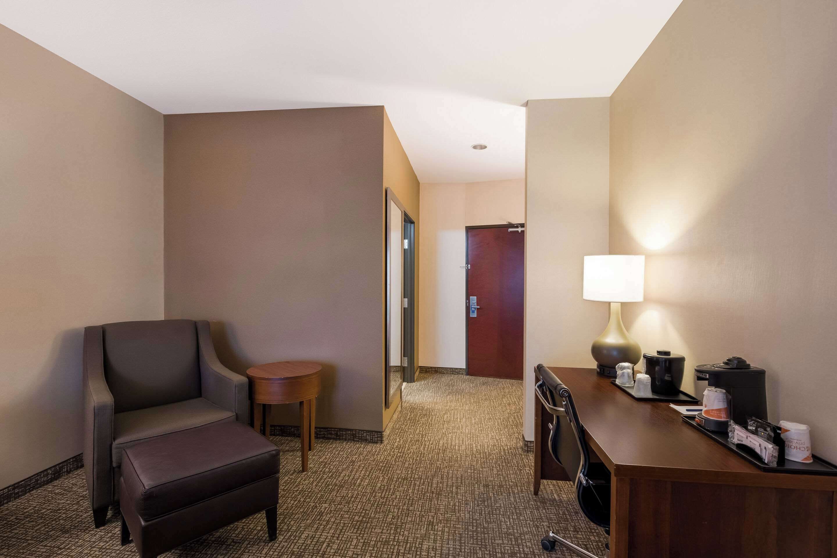 standard room, 1 king bed, non smoking | premium bedding, blackout curtains, iron/ironing board, rollaway beds