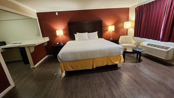 Standard Suite, 1 King Bed, Non Smoking | Desk, WiFi, bed sheets, wheelchair access