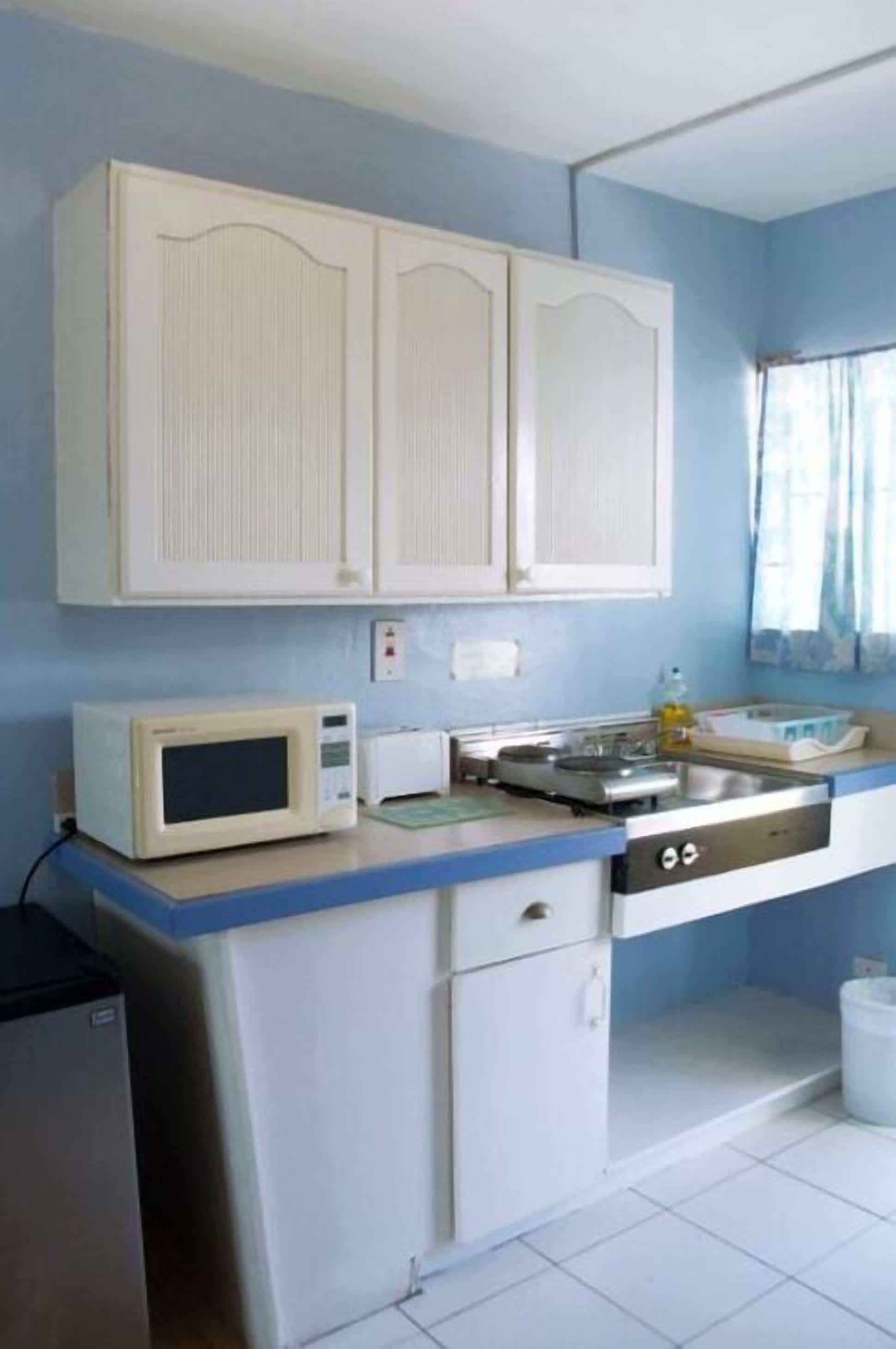 microwave, stovetop, coffee/tea maker, electric kettle