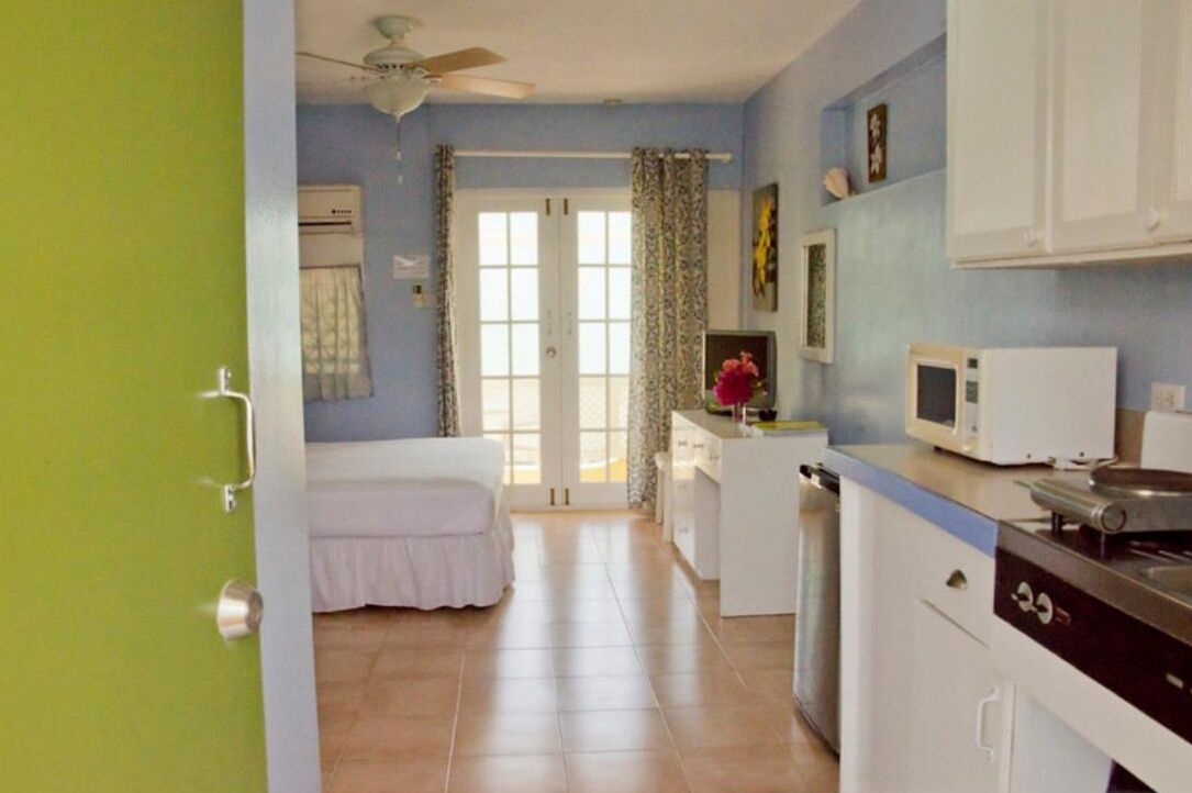 microwave, stovetop, coffee/tea maker, electric kettle