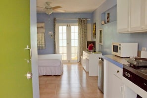 Microwave, stovetop, coffee/tea maker, electric kettle - Meridian Inn (St. Lawrence Gap)