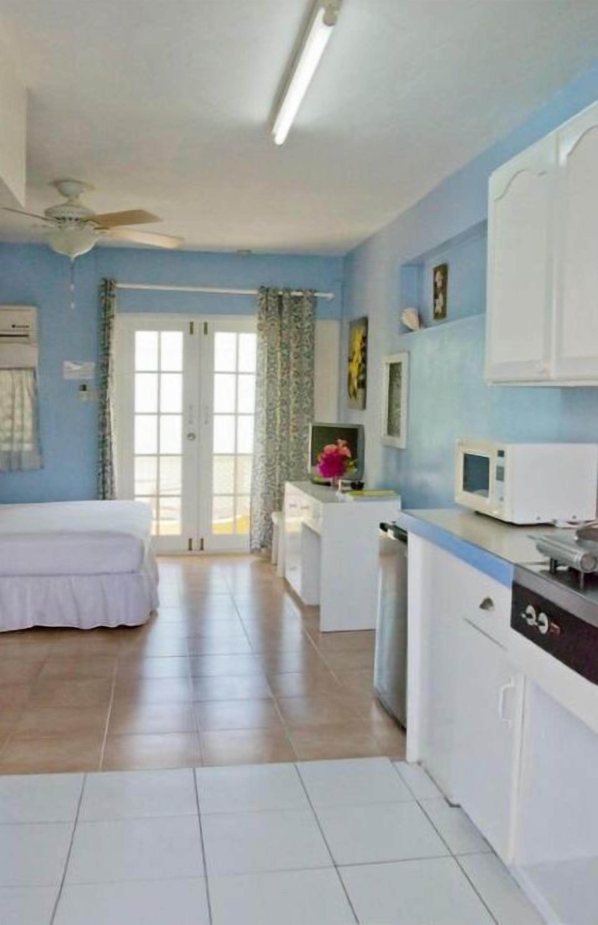 microwave, stovetop, coffee/tea maker, electric kettle