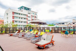 Outdoor pool, pool umbrellas, pool loungers - The Seasons Pattaya (Pattaya)