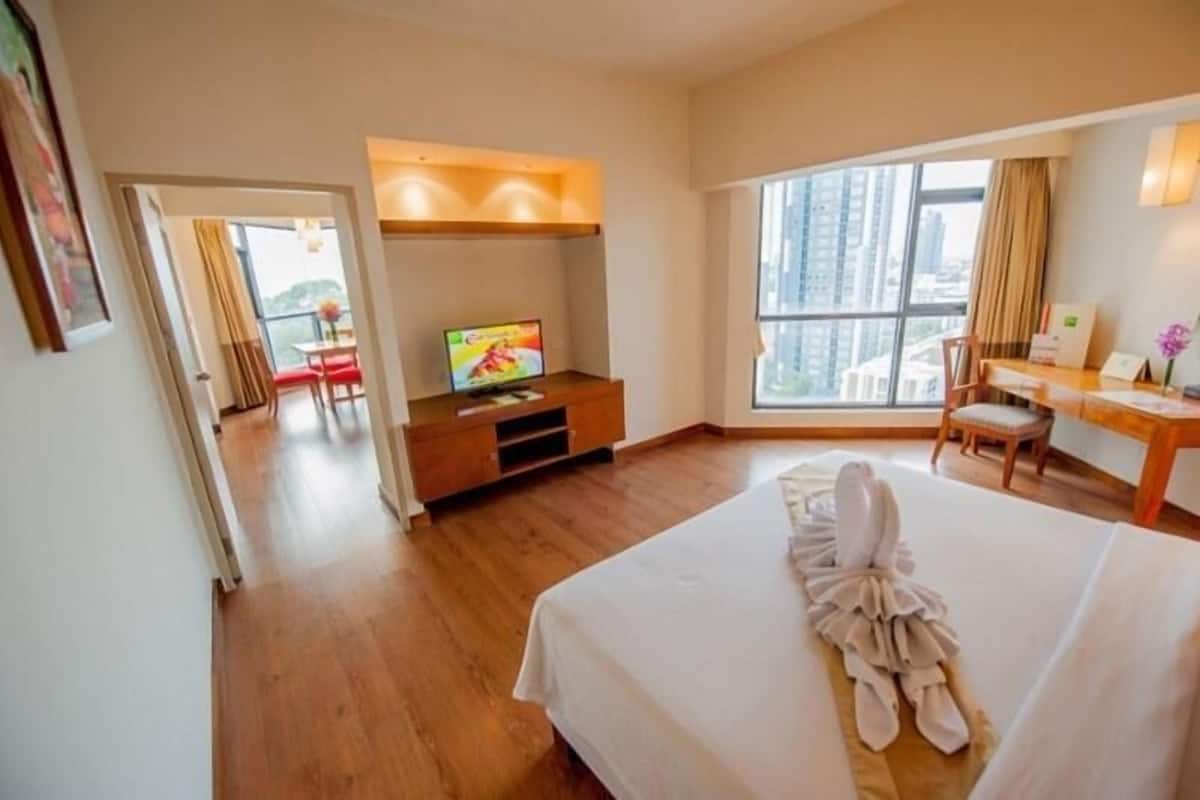 Executive Double Room, City View | Minibar, in-room safe, desk, blackout drapes