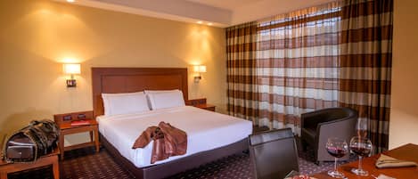 Edredones de plumas, minibar, caja fuerte y escritorio