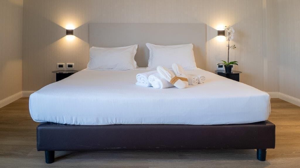 Superior-huone | Untuvapeitot, minibaari, tallelokero huoneessa, työpöytä