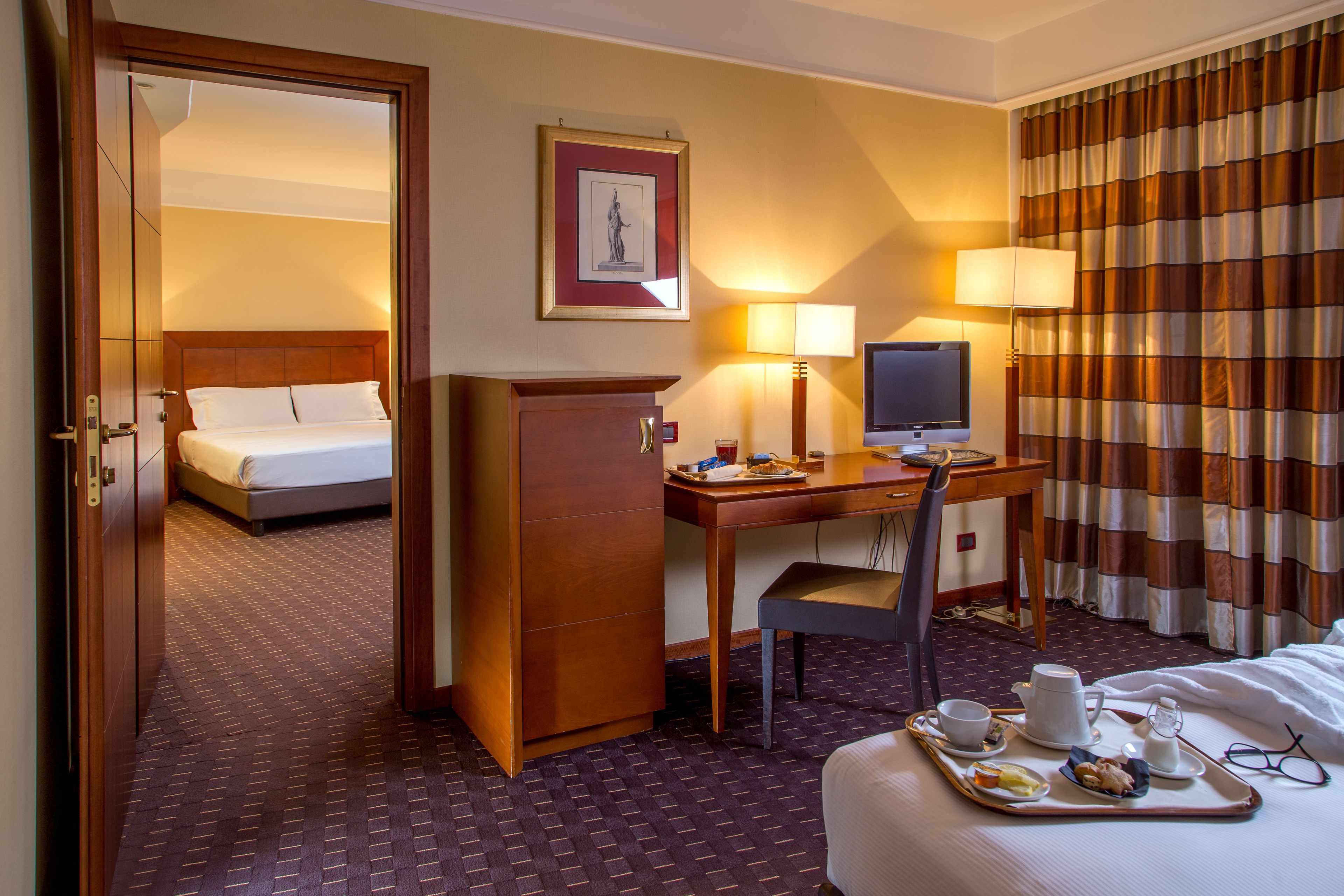 Edredón, minibar, caja de seguridad en la habitación y escritorio 