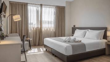 Daunenbettdecken, Minibar, Zimmersafe, Schreibtisch