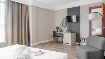 Cubrecamas, minibar, caja de seguridad en la habitación y escritorio