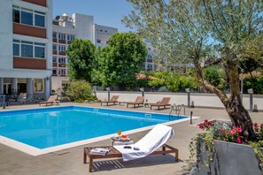 Una piscina al aire libre de temporada