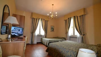 Una cassaforte in camera, una scrivania, tende oscuranti