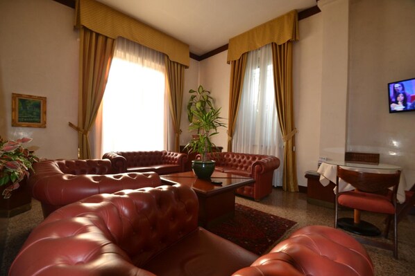 تلفزيون إل إي دي بحجم 32-بوصة يعرض قنوات تلفزيونية رقمية، تلفزيون