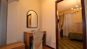 Zimmersafe, Schreibtisch, VerdunkelungsvorhÀnge, schallisolierte Zimmer