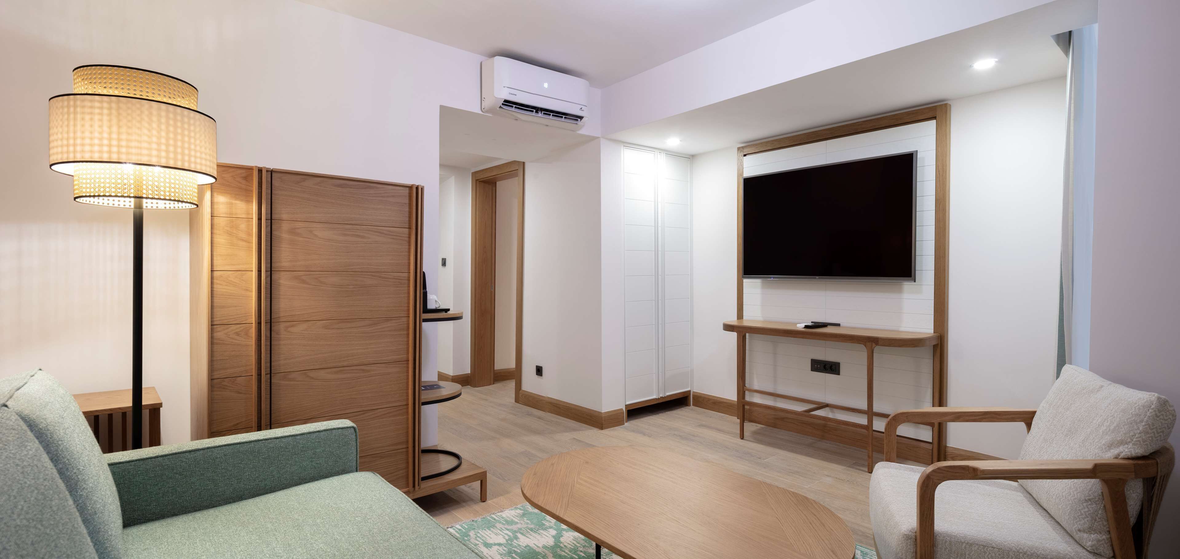 king deluxe one bedroom suite | minibar, in-room safe, free wifi, bed sheets