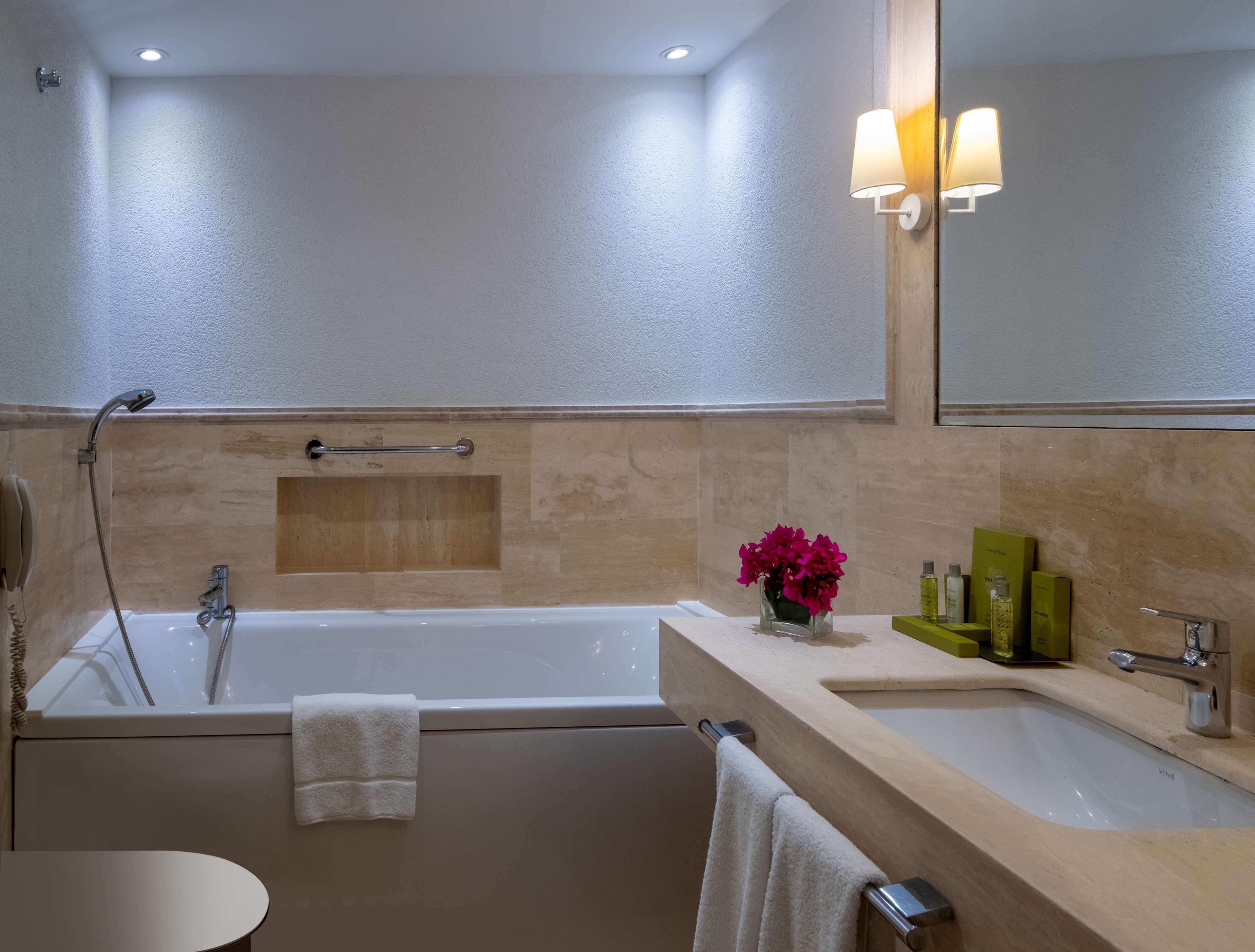 king junior suite | minibar, in-room safe, free wifi, bed sheets