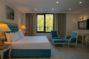 Minibar, in-room safe, free WiFi, bed sheets - DoubleTree by Hilton Bodrum Marina Vista (Bodrum)