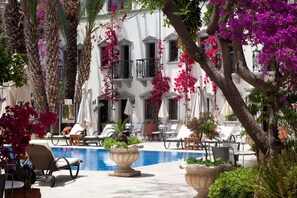 Outdoor pool, pool umbrellas, pool loungers - DoubleTree by Hilton Bodrum Marina Vista (Bodrum)