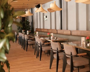 2 restaurants; breakfast, lunch, dinner, and brunch served - DoubleTree by Hilton Bodrum Marina Vista (Bodrum)