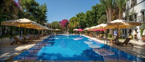 Outdoor pool, pool umbrellas, sun loungers