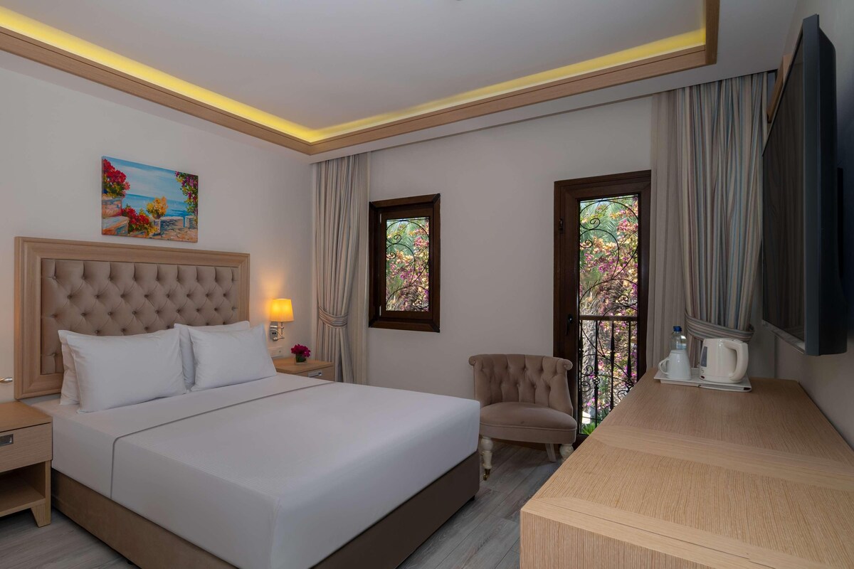 Queen Guest Room