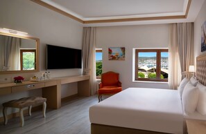 Minibar, in-room safe, free WiFi, bed sheets - DoubleTree by Hilton Bodrum Marina Vista (Bodrum)