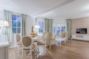 Frigobar, cofres nos quartos, espaço de trabalho para notebook